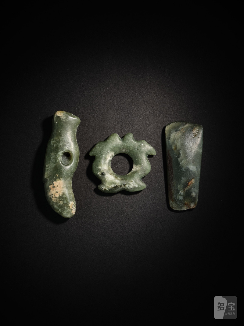 新石器時代　青玉飾　一組三件 | THREE JADE ORNAMENTS - 图3